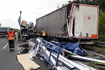 Nehoda dvou nákladních vozidel na dálnici D5 ve směru na Prahu.