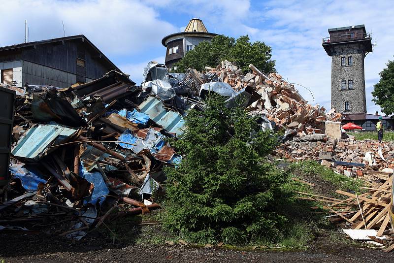 Na hoře Čerchov na Domažlicku pokračuje demolice bývalých vojenských objektů. Hotovo by mělo být do konce července. Čerchov je s nadmořskou výškou 1041 metrů nejvyšším bodem celého Českého lesa.