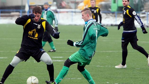 V úvodním kole zimního turnaje na Senku jasně přehráli fotbalisté Lhoty (hráč vlevo) mužstvo Chlumčan