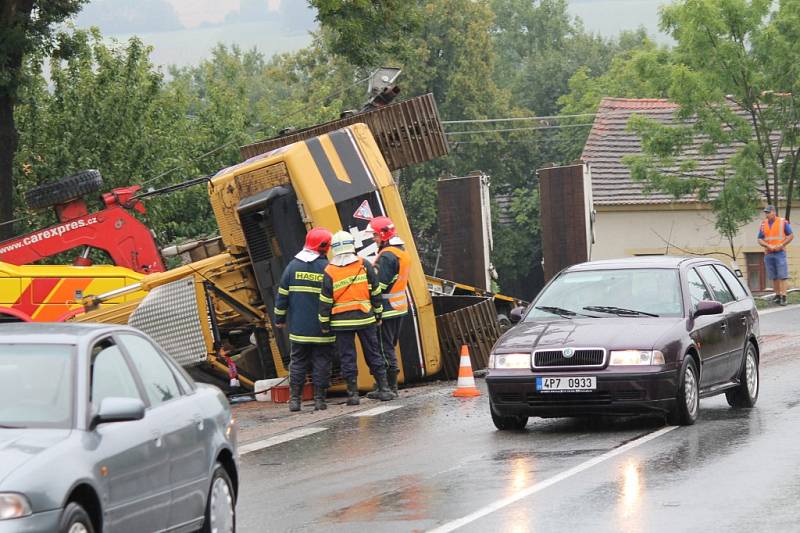 Provoz na silnici ve Chválenicích v pátek ráno a dopoledne zpomalila nehoda tahače převážejícího bagr