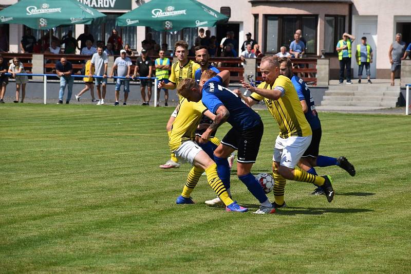 2. kolo FORTUNA divize A: FK Komárov - TJ Jiskra Domažlice B (fotbalisté ve žlutých dresech) 1:0 (0:0).