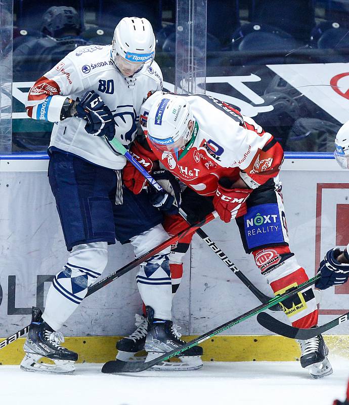 Hokejové utkání Tipsport extraligy v ledním hokeji mezi HC Dynamo Pardubice (v červenobílém) a HC Škoda Plzeň v pardudubické Enterie areně, 7. 12. 2021.
