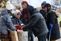 Dobrovolníci nalévali bezdomovcům u Západočeského muzea teplou polévku