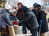 Dobrovolníci nalévali bezdomovcům u Západočeského muzea teplou polévku