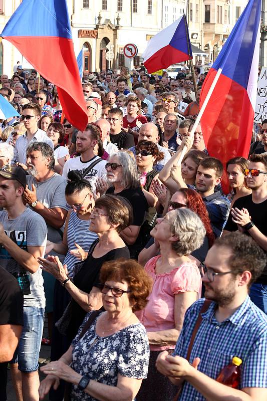 Demonstrace proti Andreji Babišovi na náměstí Republiky v Plzni.