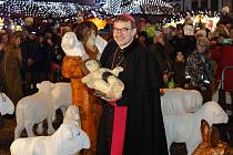 Sochu Jezulátka uložil do jesliček v betlémě na plzeňských adventních trzích v podvečer třetí adventní neděle biskup Tomáš Holub.