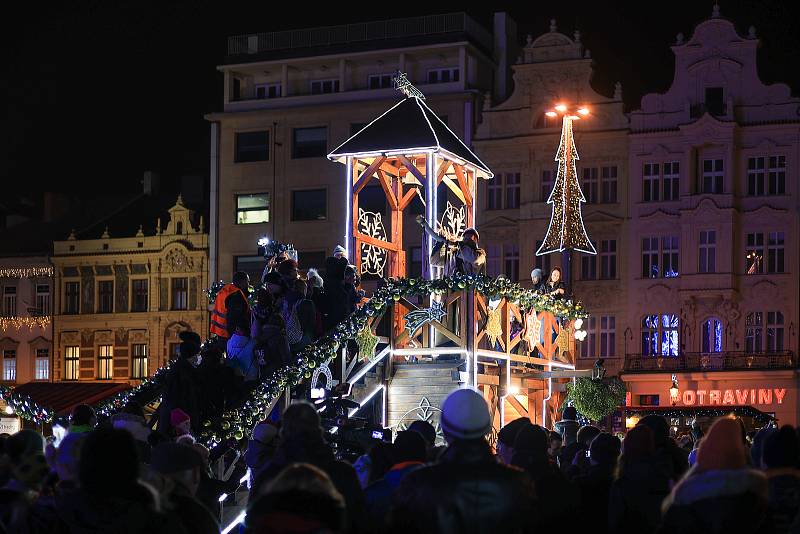 Zapálené svíčky přinesli trhovci do centra Vánočního trhu v Plzni. Kvůli covidové pandemii a vládním opatřením došlo dnes v 18 hodin k jeho uzavření. Do té doby, stejně jako včera, byly na trzích tisíce návštěvníků.