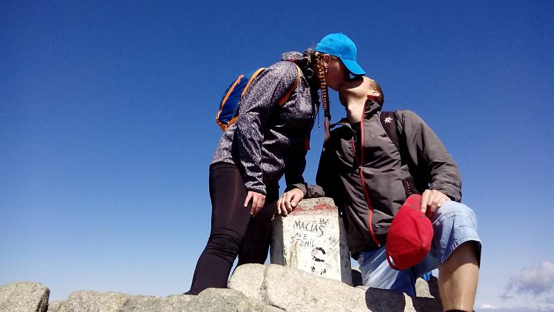 Polibek ve vysce 2503 m.n.m. stoji za to (Vysoké Tatry, vrcholek Rysy)