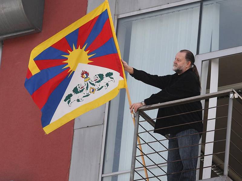 Tibetská vlajka zavlála ve středu na několika budovách v Plzni. Tradičně ji vyvěšuje i starosta druhého plzeňského obvodu Lumír Aschenbrenner