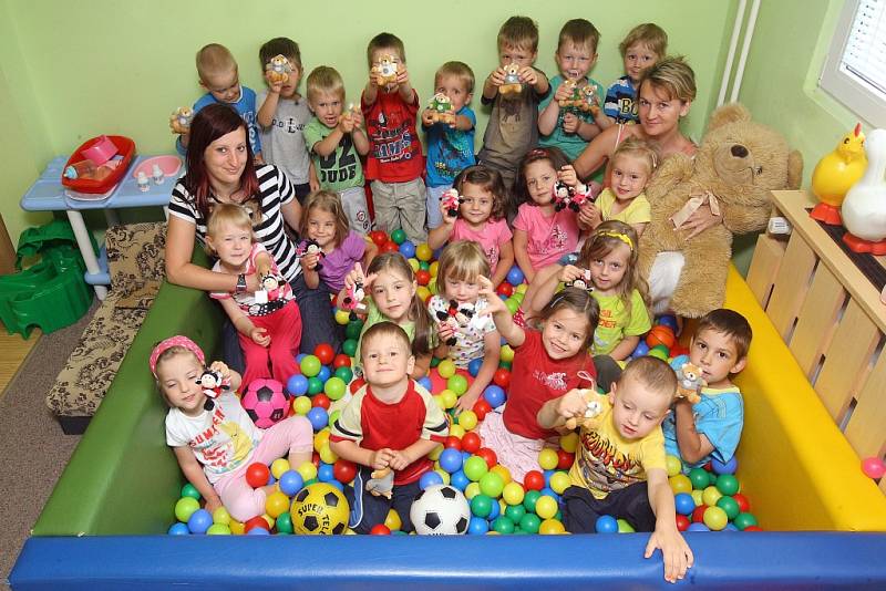 Dětičky z třídy Medvídků ve 44. mateřské školce v Tomanově ulici se v pondělí loučily se školním rokem nanukovým dortem