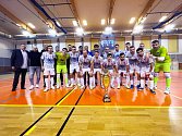 Futsalisté plzeňského Interobalu se po zápase s Perštejnem fotili s Pohárem Otakara Mesteka za vítězství v základní části ligy.