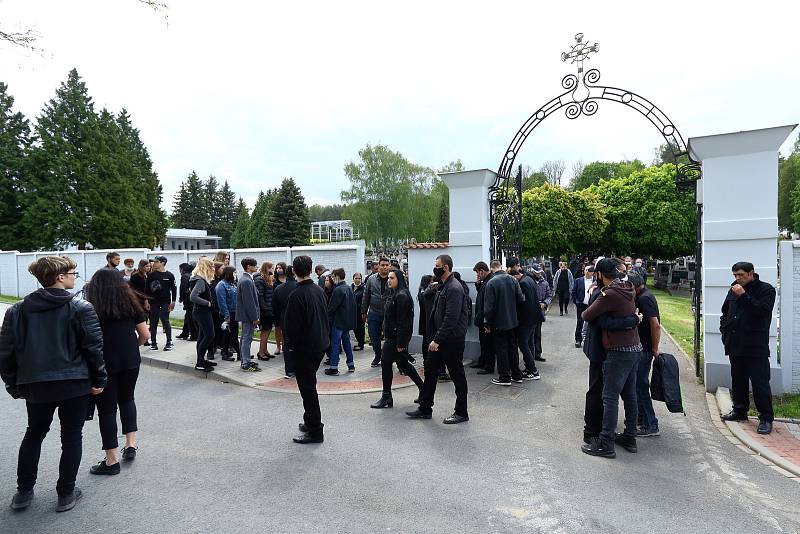 Rodina a blízcí se v pátek rozloučili s oběťmi tragické dopravní nehody osobního auta a vlaku u Kamenného Újezdu na Plzeňsku. Poslední rozloučení proběhlo na hřbitově v Nýřanech.