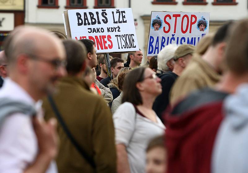 Na plzeňském náměstí Republiky v pondělí protestovali lidé proti současné vládě Andreje Babiše.