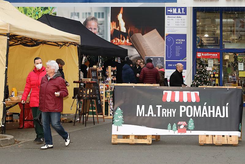 MATrhy s charitativním podtextem v Lochotínské ulici v Plzni. Kromě výrobků chráněných dílen se tam mohli návštěvníci ve středu setkat i s fotbalistou Davidem Limberským.