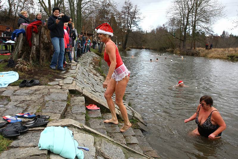 Tři desítky otužilců plavaly při Vánočním máčení v Hradišti