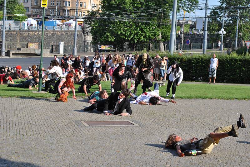 Populární zombie walk má za sebou další ročník. Na sto třicet účastníků prošlo Plzní, přímo během Dne Meliny Mercouri.