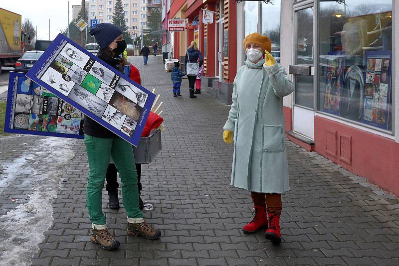 Výstava prací žáků výtvarných oborů plzeňské ZUŠ Trnka ve výlohách obchodů v Zábělské ulici. Děti tvořily v průběhu uplynulého pololetí především v rámci online výuky, doma za zavřenými dveřmi. Díky výstavě si teď jejich práce budou moci prohlédnout obyva