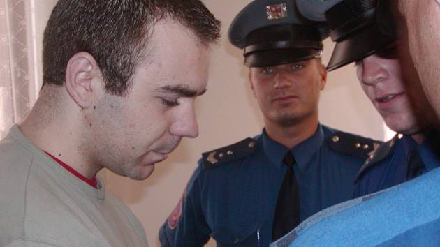 Aleše Blechu 22. května k soudu přivedla vězeňská služba. Muž se zpovídá z vraždy šestačtyřicetileté Jaroslavy Řežábkové