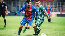 Viktoria Plzeň (červenomodrá) - Bohemians Praha. Plzeňský Aleš Čermák (vlevo).