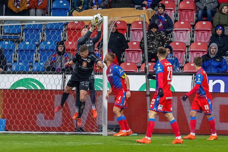 Fotbalisté Viktorie Plzeň podlehli na úvod ligového jara doma nečekaně Hradci Králové 1:2.