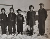 Uprostřed stojící Rudyna  se svými kamarády z rodného domu