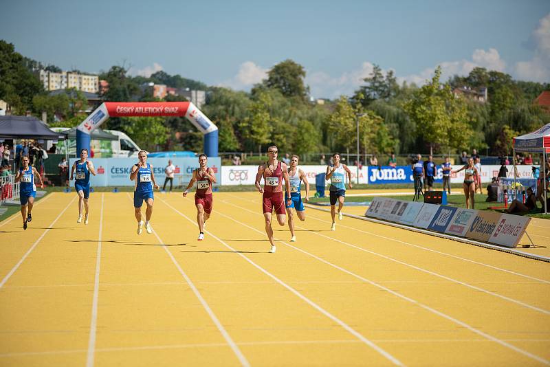 Jakub Majerčák (druhý zprava).