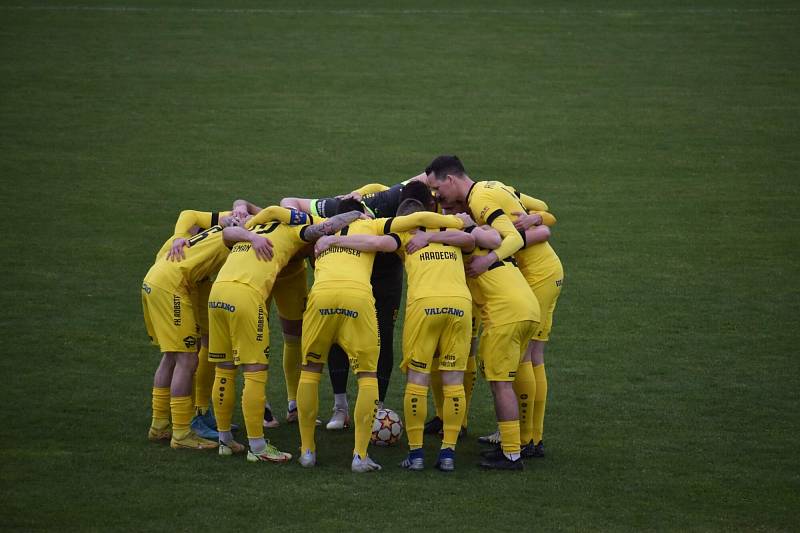 Až na čtvrtý pokus se dočkali fotbalisté Robstavu Přeštice prvního jarního vítězství, doma porazili Hostouň 2:1.