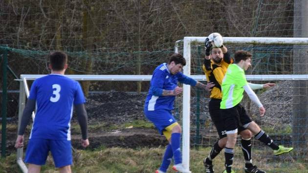 I. B třída, skupina B (15. kolo): SK Bolešiny (na snímku fotbalisté v modrých dresech) - TJ Sokol Štěnovice (zelení) 4:0.