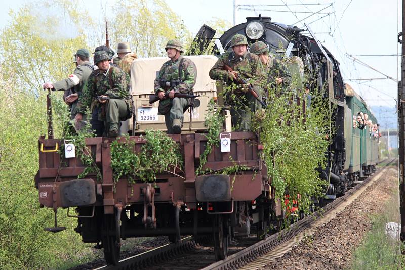 Sobotní nálet spojeneckého letectva na vlak v Koterově.