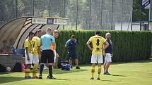 2. kolo FORTUNA divize A: FK Komárov - TJ Jiskra Domažlice B (fotbalisté ve žlutých dresech) 1:0 (0:0).