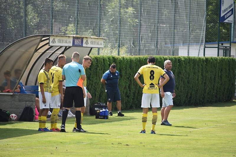 2. kolo FORTUNA divize A: FK Komárov - TJ Jiskra Domažlice B (fotbalisté ve žlutých dresech) 1:0 (0:0).