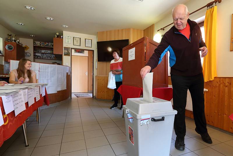 Volby do obecních zastupitelstev začaly v pátek ve 14 hodin také v Plzni v místní části Bílá Hora. Do volební místnosti v hasičské zbrojnici se dostavily v prvních minutách po otevření asi dvě desítky voličů.