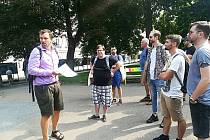 Lukáš Nozar (vlevo) vypráví při komentované procházce „Teplá Plzeň prvorepubliková“.