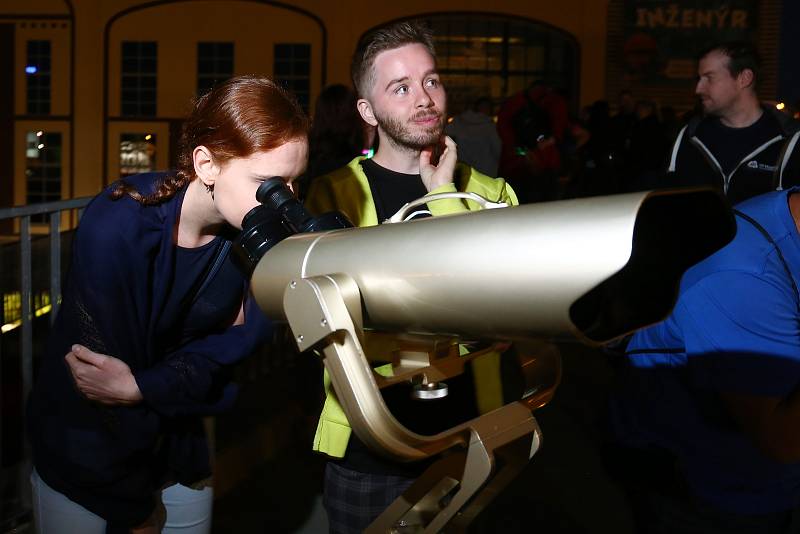 V noci z úterý na středu nastalo částečné zatmění Měsíce. Pozorovat se dalo například v Techmanii v Plzni.