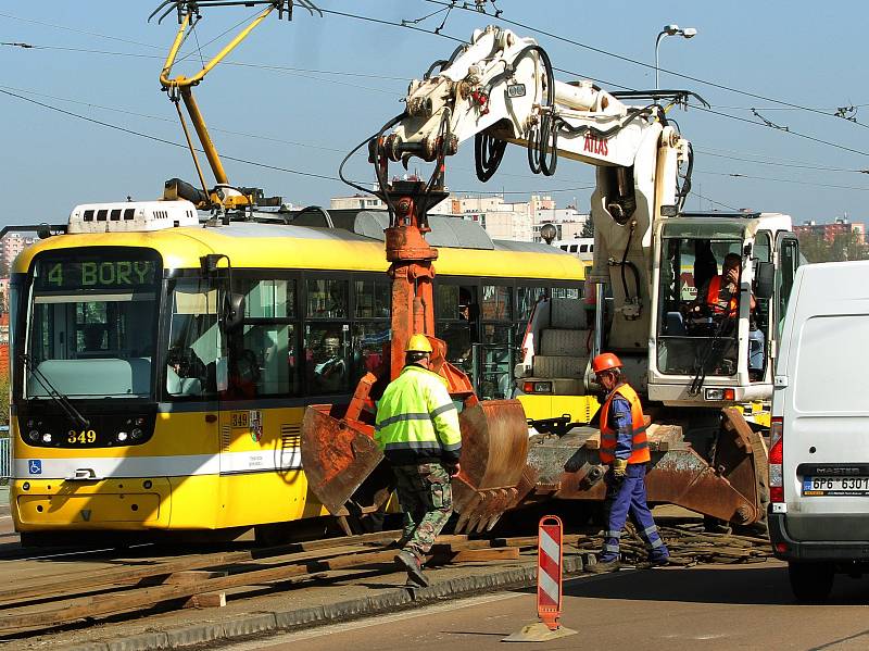 Rekonstrukcí tramvajové trati začala dvouletá rekonstrukce mostu generála Pattona v centru Plzně.