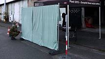Lidé v karanténě nebo izolaci mohou v Plzni odvolit na volebním místě v Depu 2015 v Cukrovarské ulici. Drive-in stanoviště je otevřeno do dnešní 17. hodiny a voliči vše vyřídí bez vystupování přímo ze svého auta.