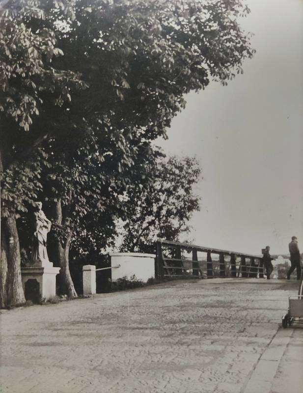 Město Touškov. Třicátá léta minulého století. Na snímku most přes řeku Mži.