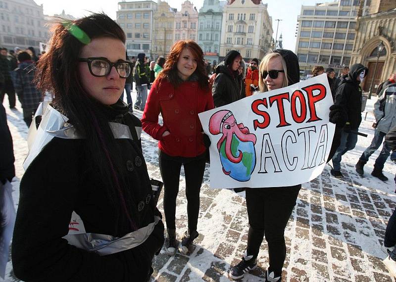 Demonstrace proti mezinárodní smlouvě ACTA se na náměstí Republiky v Plzni zúčastnilo asi 150 lidí