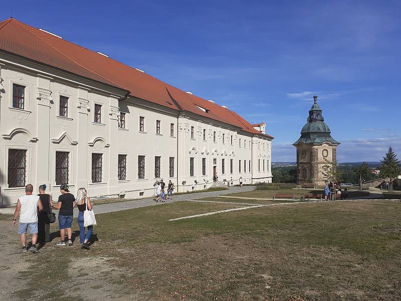 Bohatý program přichystali na sobotní odpoledne a večer v chotěšovském klášteře.