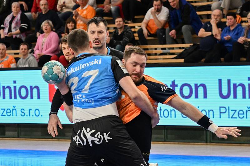 První čtvrtfinále play-off extraligy házenkářů ovládl Talent tým Plzeňského kraje, který v pátek porazil doma SKKP Handball Brno 33:25. 