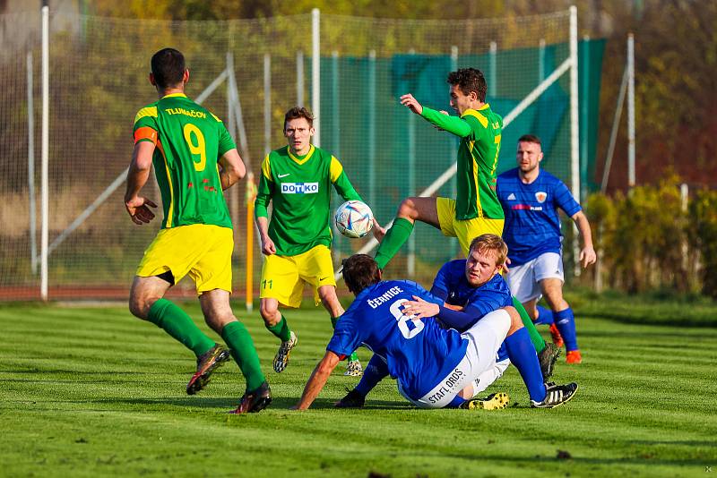 Fotbalisté TJ Sokol Plzeň-Černice (na archivním snímku fotbalisté v modrých dresech) porazili ve čtvrtečním utkání 2. kola Poháru PKFS plzeňský Slovan 3:2.