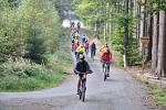 Takový peloton cyklistů se v Brdech  jen tak k vidění nebývá. Jelo nás na šest desítek, cyklisté všech generací včetně dětí.