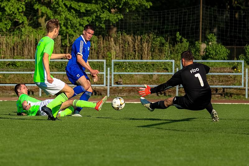 Fotbalisté TJ Sušice (na archivním snímku hráči v modrých dresech) deklasovali domácí Křimice 8:3 a upevnili si první místo v tabulce.