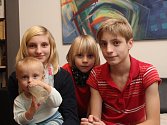 Matyáš Souček  z Druztové, který se narodil jako první dítě roku 2002, s mladšími sourozenci – dvanáctiletou Majdou, osmiletým Hynkem a ročním Vilémkem. 