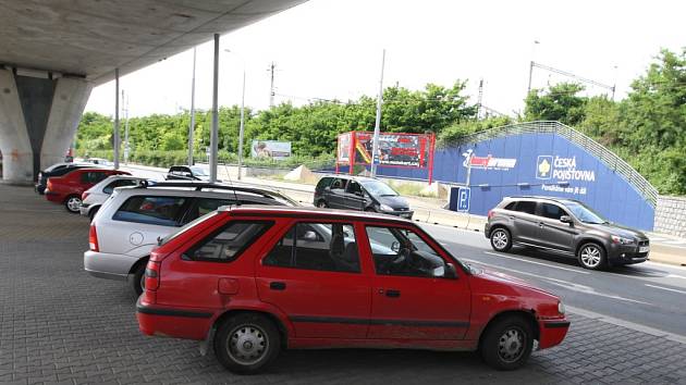 Pod mostem Milénia dnes parkují řidiči živelně, radnice tu hodlá vybudovat nová stání, další pak postaví v ulici U Ježíška