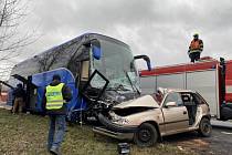 Nedaleko Nepomuku se v pátek 3. února srazil autobus s osobním vozem, jeden člověk nehodu nepřežil.