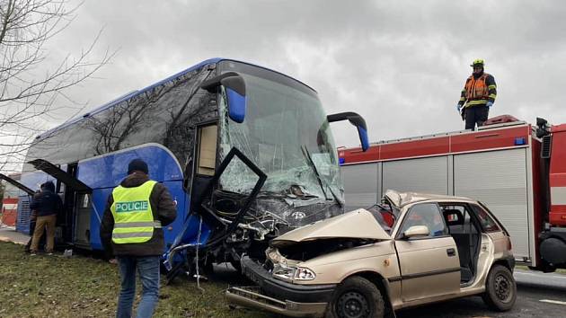 Nedaleko Nepomuku se v pátek 3. února srazil autobus s osobním vozem, jeden člověk nehodu nepřežil.