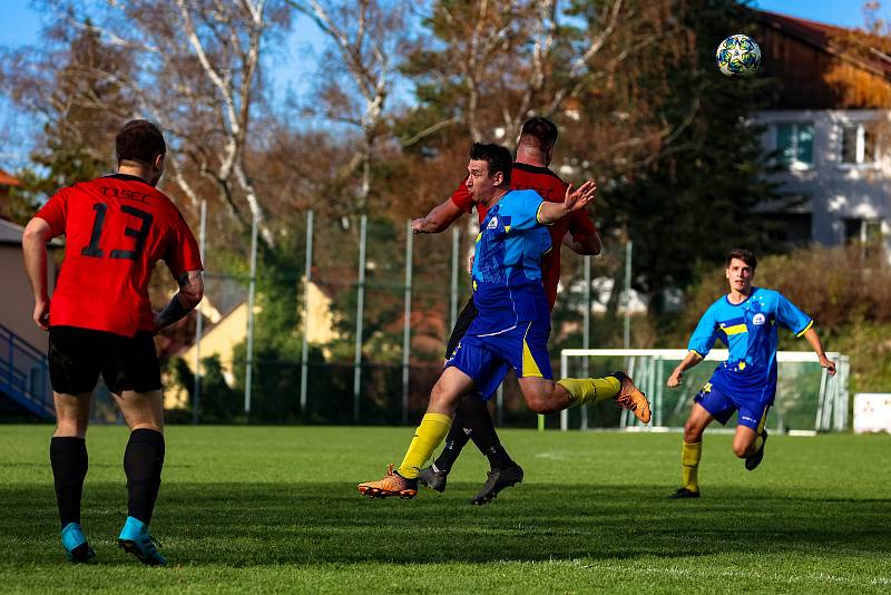 Rezerva Nepomuku (v bílém) v zápase se Sečí (v červeném).