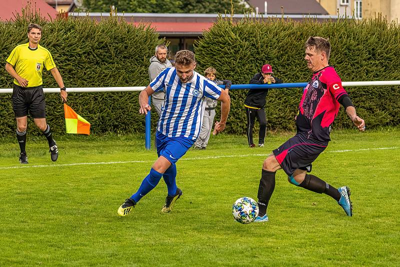 Fotbalisté FK Okula Nýrsko (na archivním snímku hráči v modrobílých dresech) jedou do Chlumčan, Nepomuk (růžové dresy) čeká konfrontace s Chrástem u Plzně.