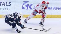 Semifinále play off hokejové extraligy - 5. zápas: HC Oceláři Třinec - HC Škoda Plzeň, 11. dubna 2019 v Třinci. Na snímku (zleva) Ondřej Kratěna, Vladimír Svačina.